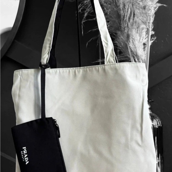 NWOT REVERSABLE VIP PRADA BEAUTY TOTE WITH COIN POUCH - Picture 2 of 4